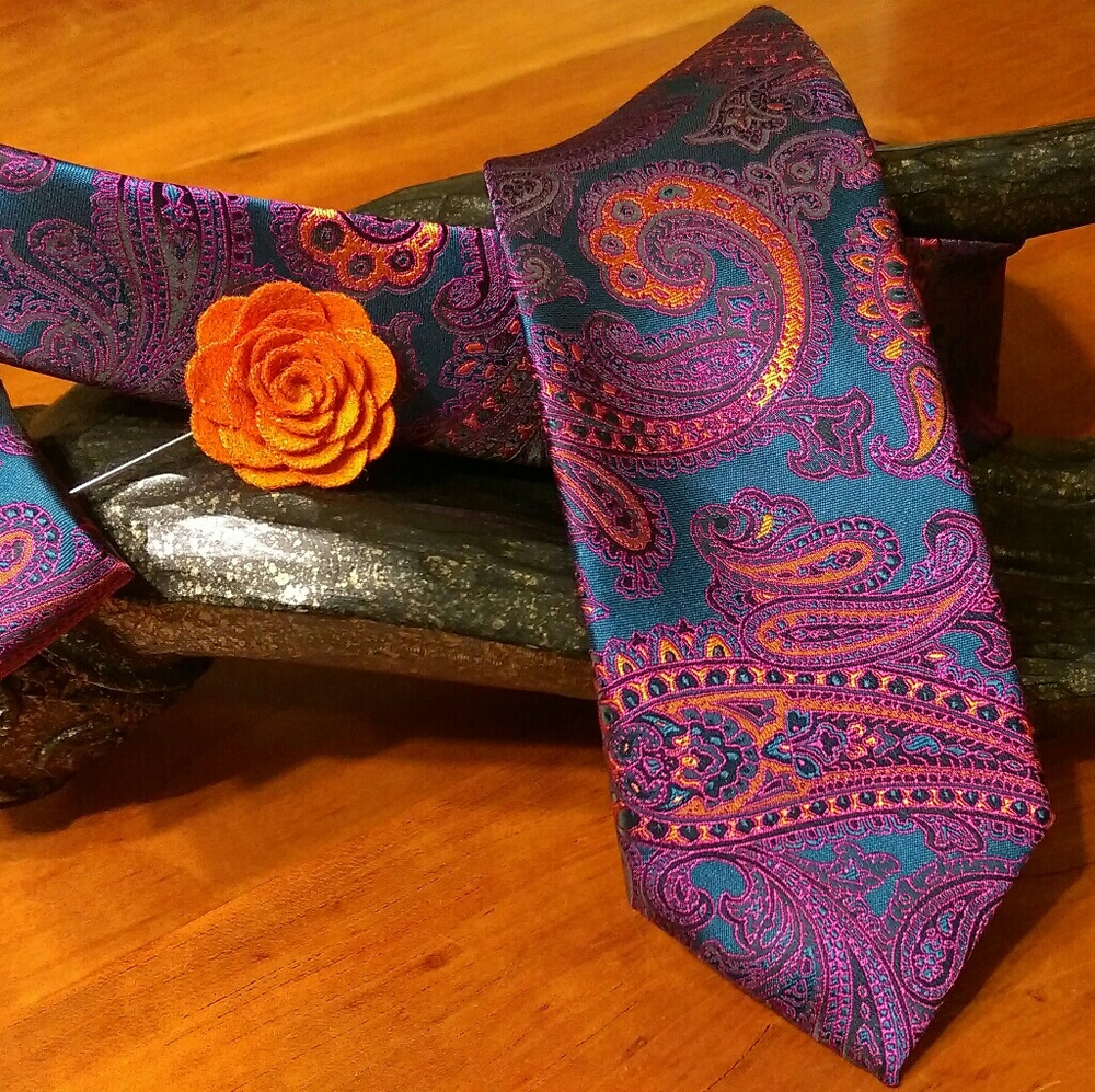 Exclusive Paisley Tie with Carrot Lapel Accent
